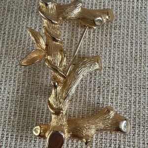 Sarah Coventry Gold Tone “E” Initial Brooch – Textured Twig Branch Pin, 1.75”